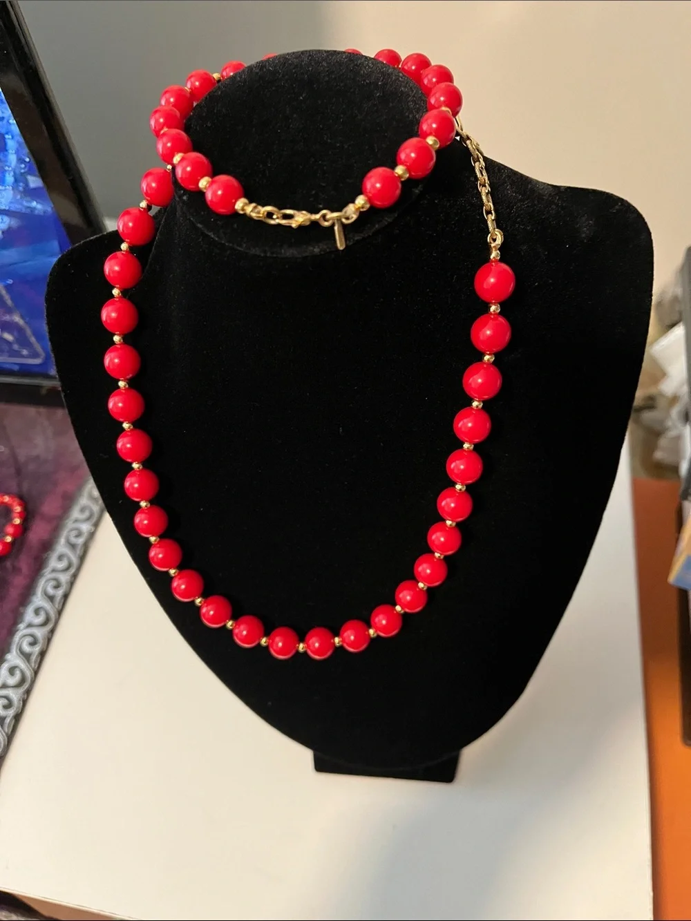 MONET signed Vintage EUC Classic Red resin Beaded Necklace and Bracelet SET